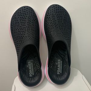 Skechers Foamies, Woman’s Size 8, Black with white/pink soles